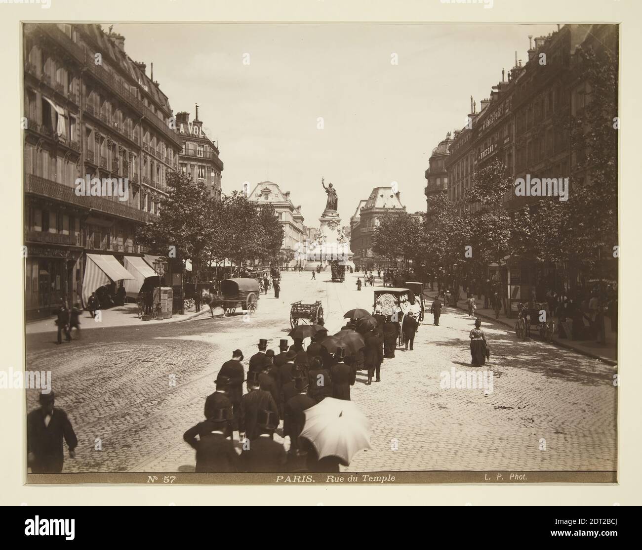 Beerdigung Cortege, Paris, Albumendruck, 21.3 × 27.4 cm (8 3/8 × 10 13/16 in.), dargestellt Paris, Frankreich, 19. Jahrhundert, Arbeiten auf Papier - Fotografien Stockfoto