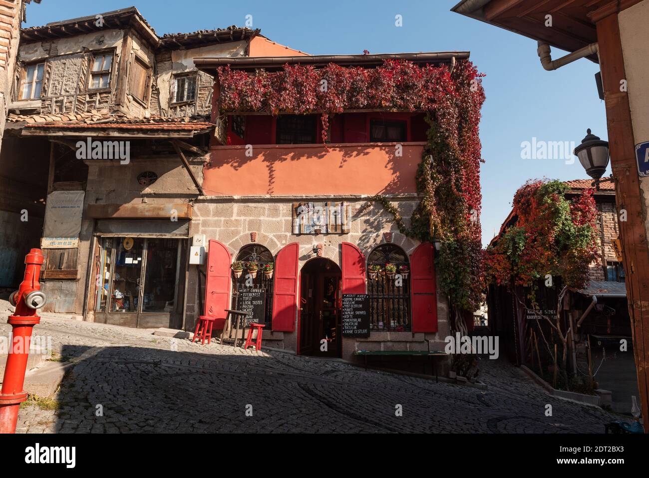 Ankara, Türkei. 17. November 2020 das trendige Kirit Cafe, die gepflasterten Straßen von Ankara Castle, Türkei Stockfoto