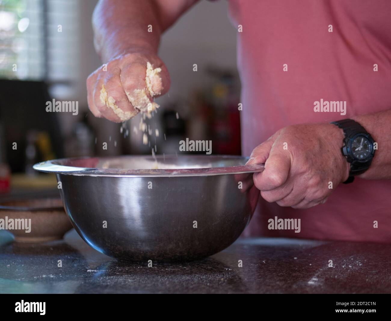 Mann, der Zutaten für Kuchen mischt Stockfoto