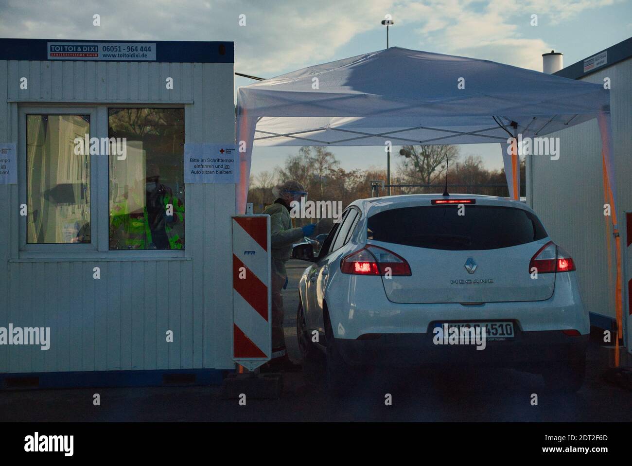 Frankfurt, Deutschland. Dezember 2020. Mautstelle mit Coronavirus Gesundheit Inspektor Auto überprüfen. Stockfoto