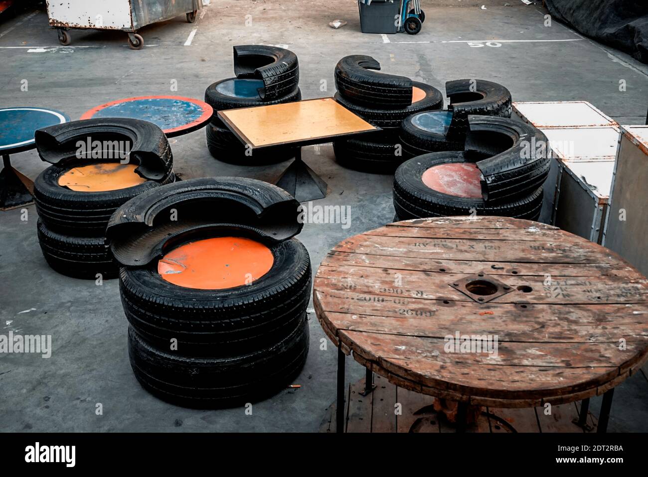 Hochwinkelansicht Von Reifen Und Tisch Stockfotografie - Alamy