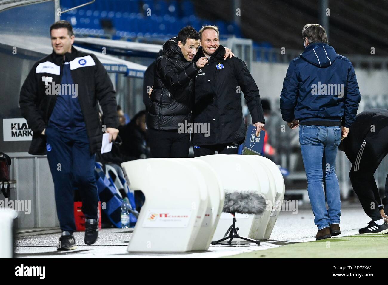 Karlsruhe, Deutschland. 21. Dezember 2020. Links nach rechts Co-Trainer Zlatan Bajramovic (KSC), Trainer Christian Eichner (KSC), Torwart-Trainer Kai Rabe (HSV Hamburg Hamburg), Sportdirektor Oliver Kreuzer (KSC). GES/Fußball/2. Bundesliga: Karlsruher SC - HSV Hamburg Hamburg Hamburg, 21. Dezember 2020 Fußball: 2. Liga: Karlsruher Sport-Club vs Hamburger Sport-Verein, Karlsruhe, 21. Dezember 2020 Quelle: dpa/Alamy Live News Stockfoto