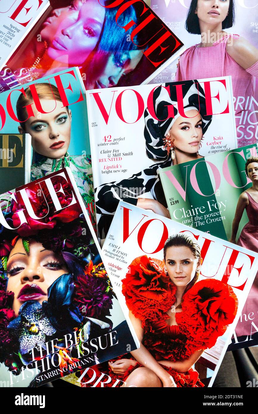 Ausgaben des Modemagazins Vogue angelegt Stockfoto