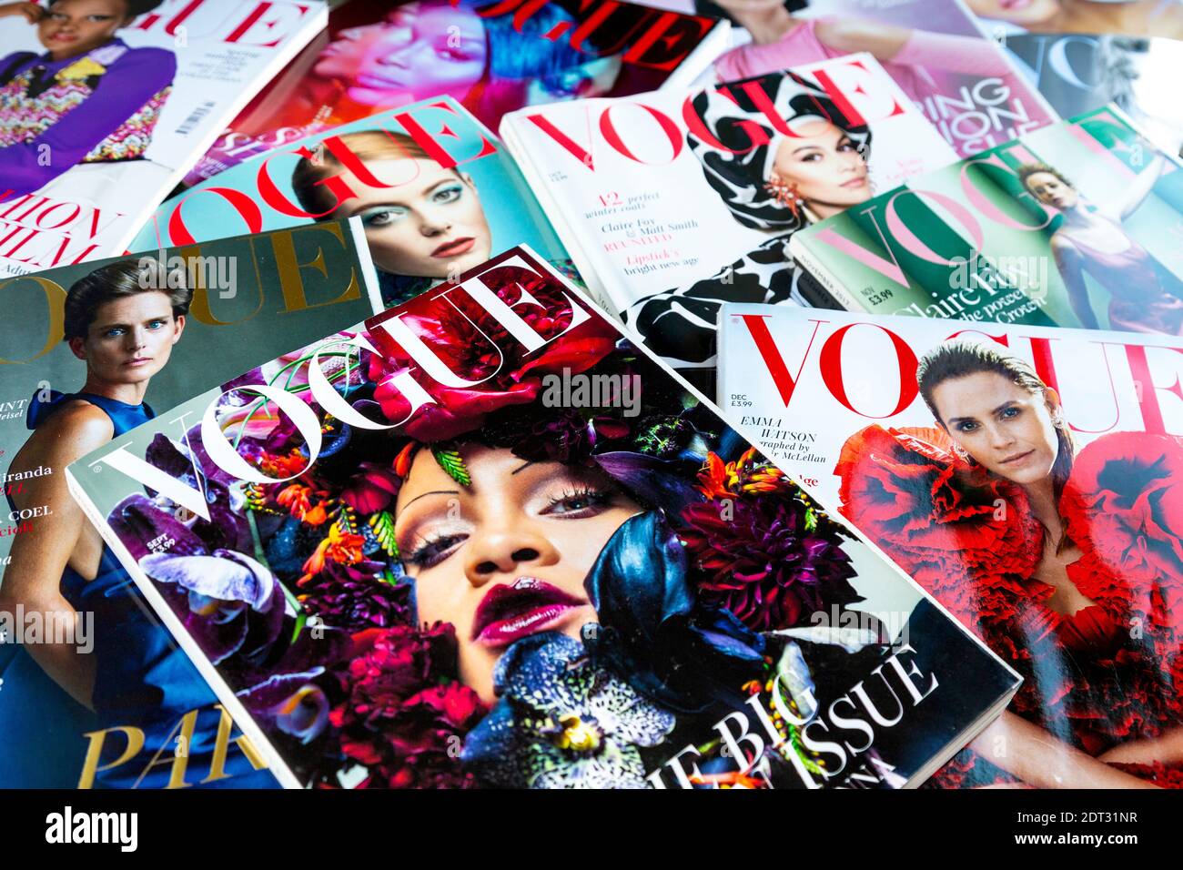 Ausgaben des Modemagazins Vogue angelegt Stockfoto