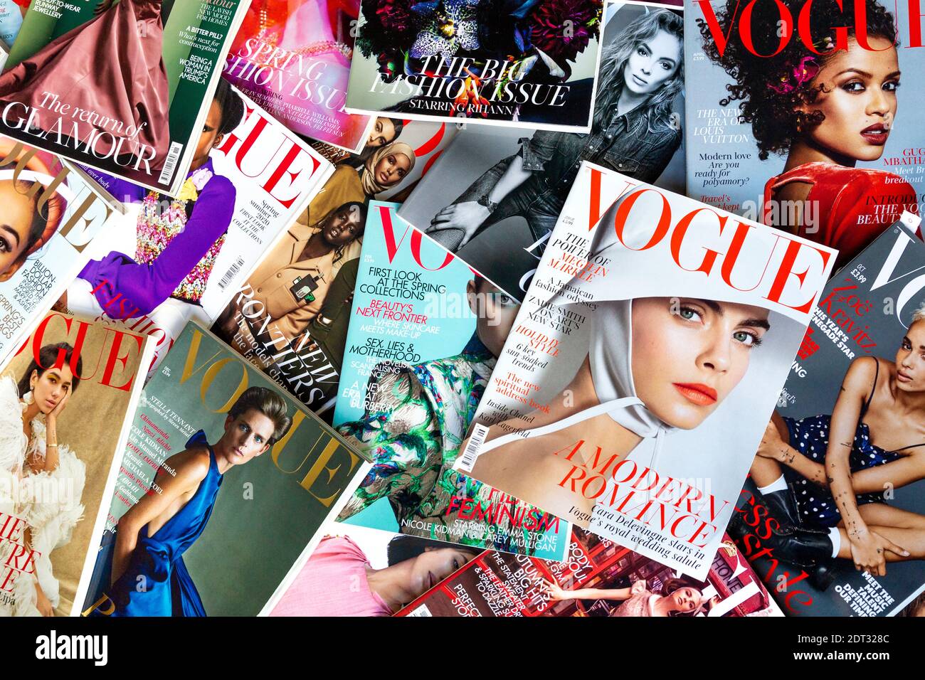 Ausgaben des Modemagazins Vogue angelegt Stockfoto