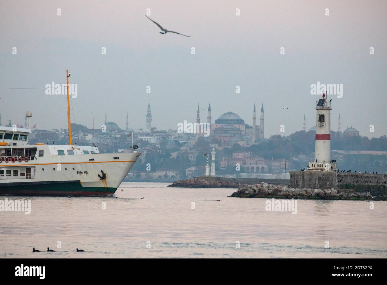 Allgemeine Ansicht der Linienfähren, die am 6. Dezember 2020 in Istanbul Bosporus, Türkei, fahren. Stockfoto