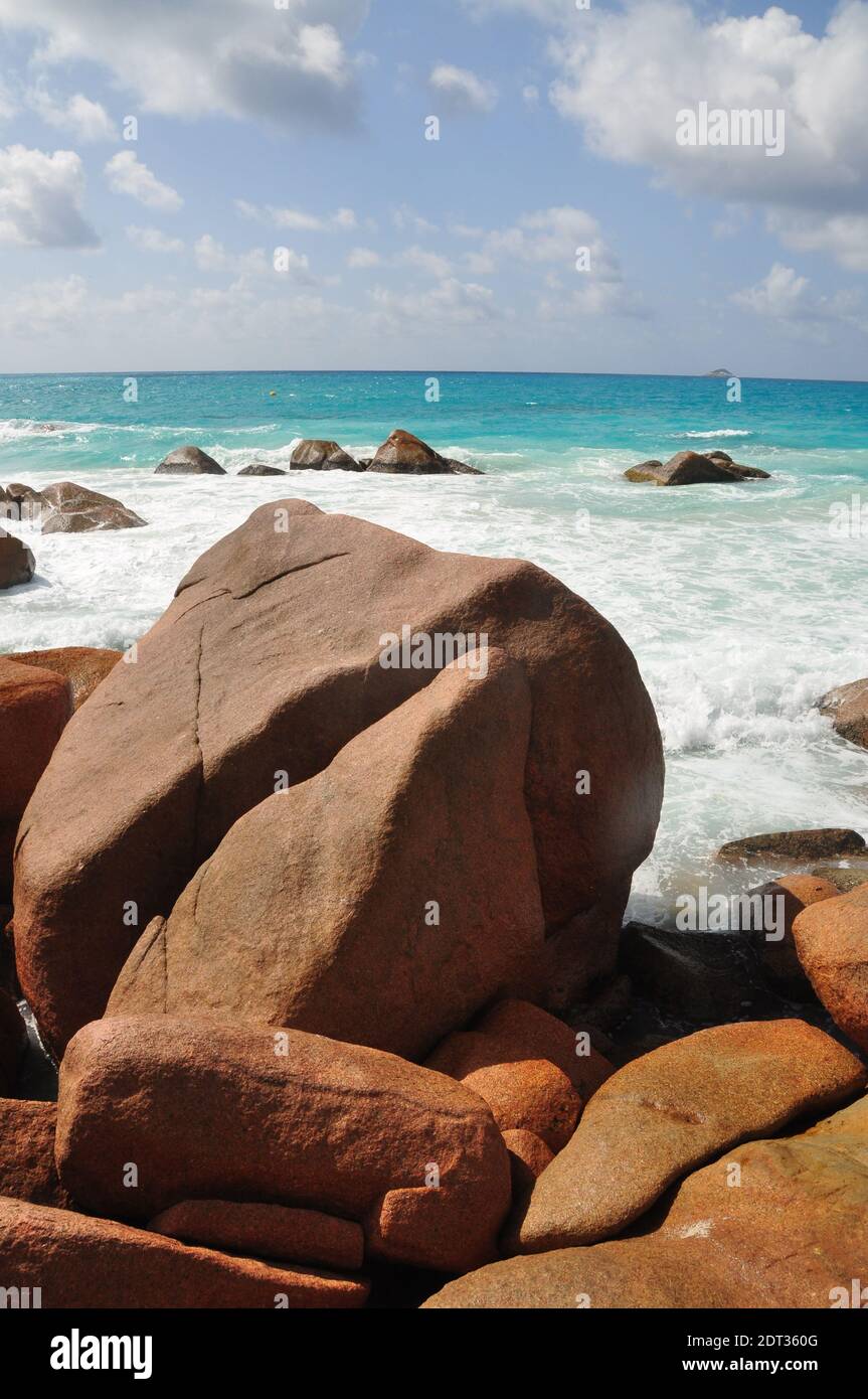 Exotischer Strand mit Palmen auf der Insel praslin, seychellen Stockfoto