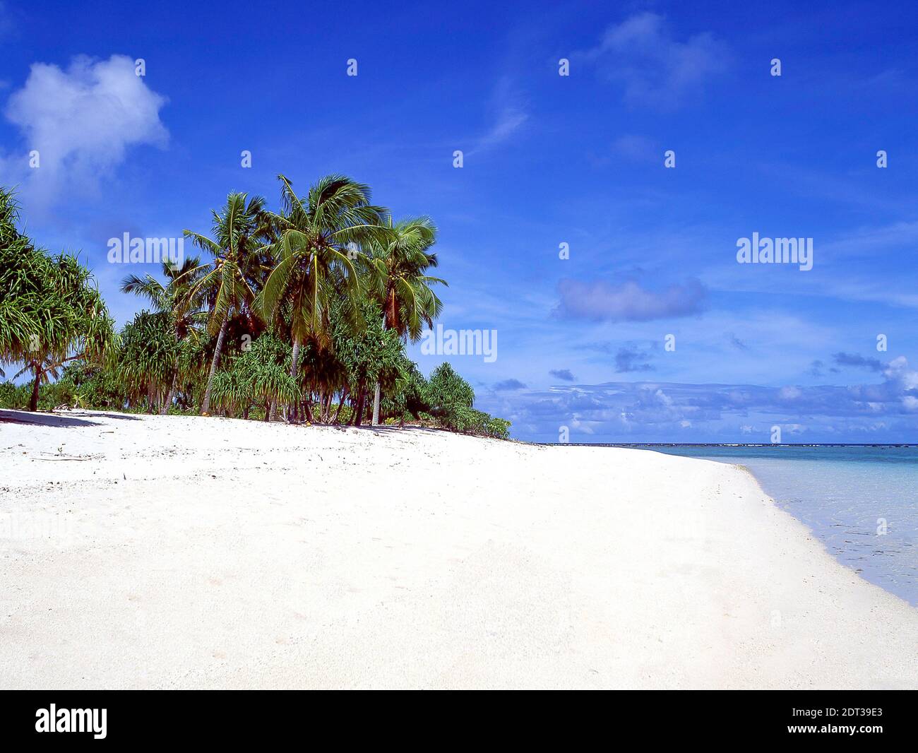 Tropischer Strand mit roten Regenschirm, Aitutaki Atoll, Cook-Inseln, Süd-Pazifik Stockfoto