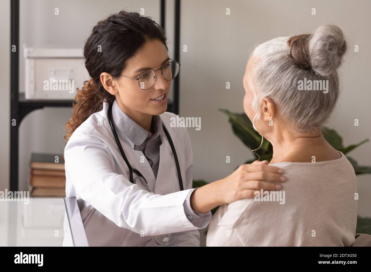 Ärztin unterstützt ältere Patienten bei der Konsultation Stockfoto