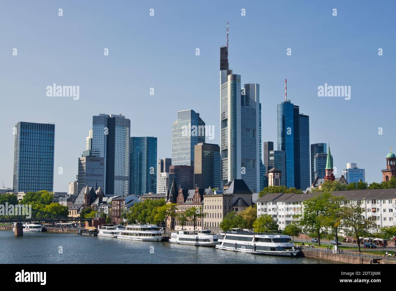 Frankfurt am Main Skyline und Main während einer sonnigen Tag Stockfoto