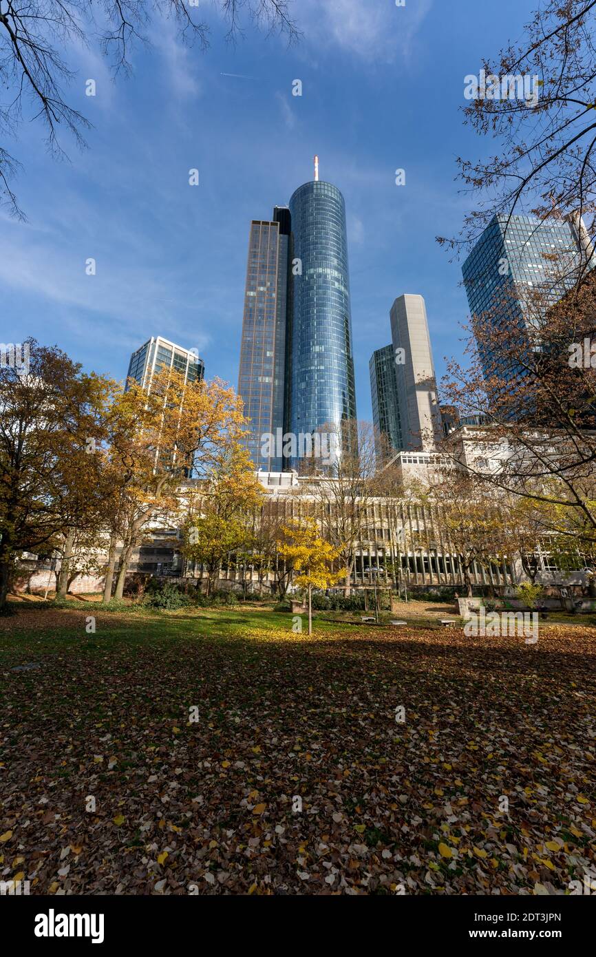 Frankfurt, Deutschland, November 2020: Wunderschöne Fassaden des Maintowers in Frankfurt am Main, Hessen Stockfoto