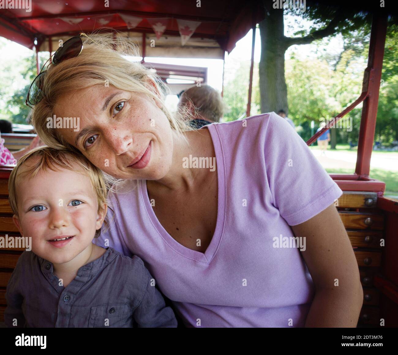 Portrait eines niedlichen kleinen Sohnes mit seiner schönen Mutter Im Park Stockfoto