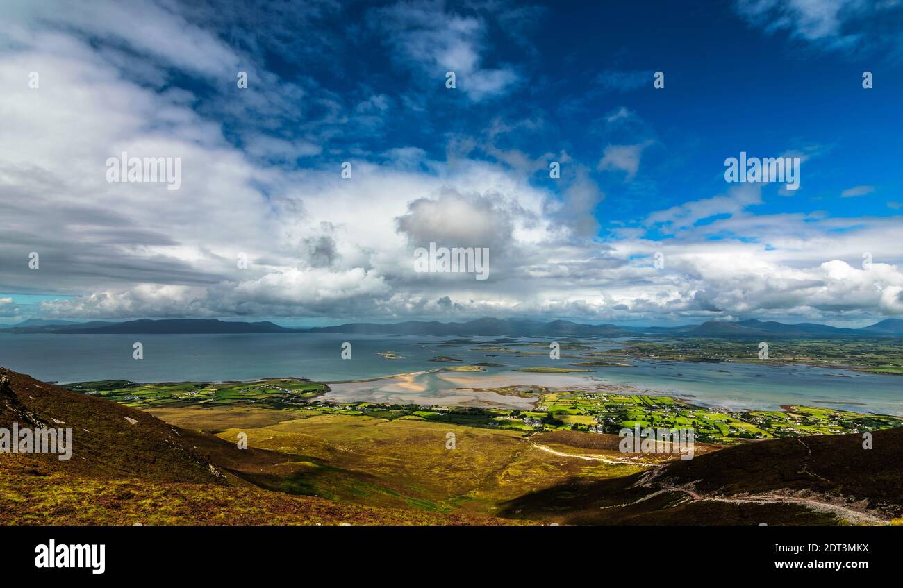 Berge und Wolken, herrliche Aussicht von der Spitze des Berges Croagh Patrick, genannt die Reek in der Grafschaft Mayo nach Mweelrea und Nephin, Irland Stockfoto