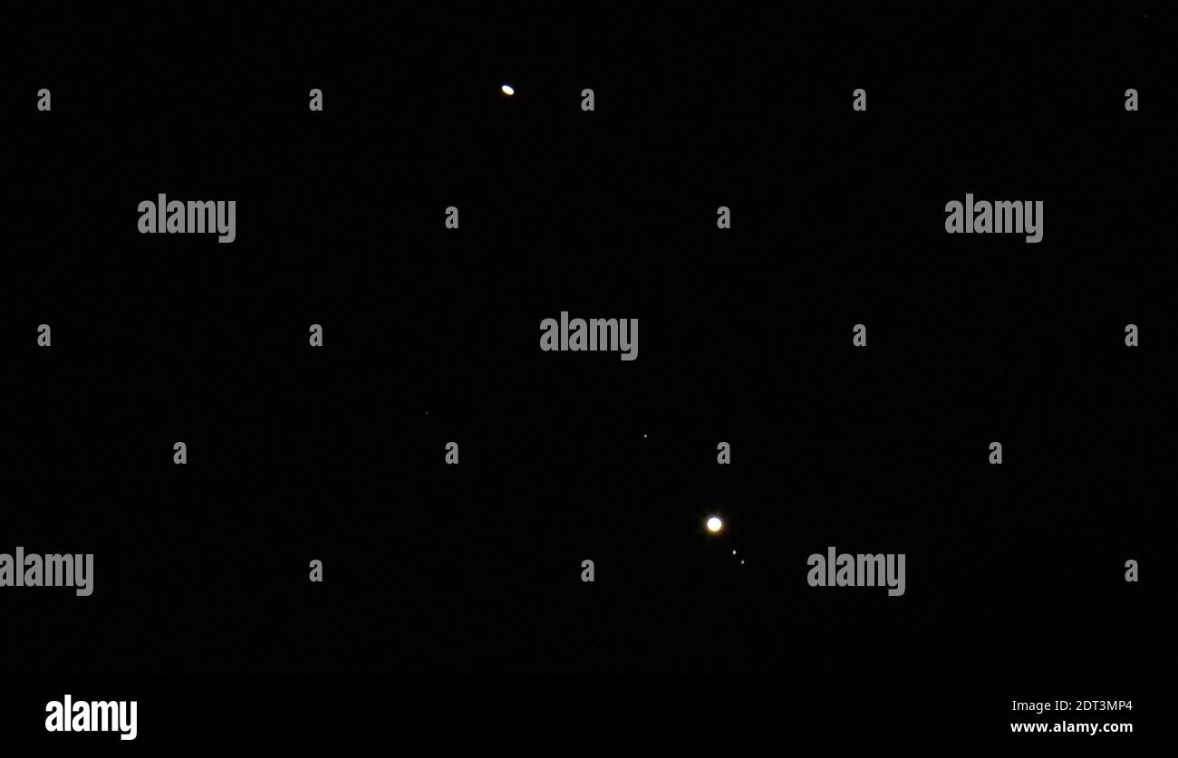 USA. Dezember 2020. Saturn, oben, und Jupiter, unten, sind nach Sonnenuntergang von Alexandria gesehen, VA., Donnerstag, 17. Dezember 2020. Die beiden Planeten nähern sich einander am Himmel, während sie am 21. Dezember in eine „große Konjunktion“ gehen, wo die beiden Riesenplaneten ein Zehntel Grad auseinander erscheinen werden. Foto: (NASA/Joel Kowsky) Quelle: SIPA USA/Alamy Live News Stockfoto