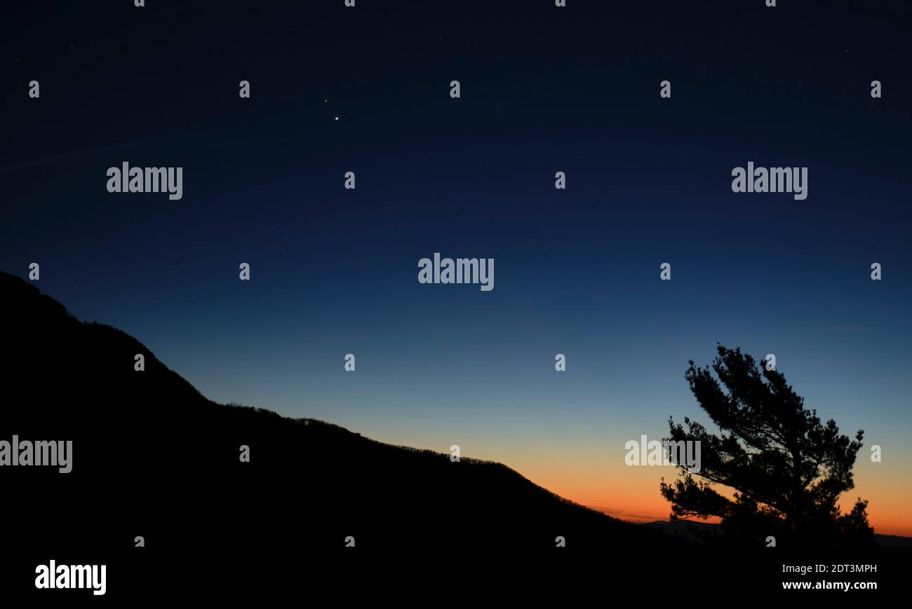 Luray, USA. Dezember 2020. Saturn, oben und Jupiter, unten, werden nach Sonnenuntergang vom Shenandoah Nationalpark gesehen, Sonntag, 13. Dezember 2020, in Luray, Virginia. Die beiden Planeten nähern sich einander am Himmel, während sie am 21. Dezember in eine „große Konjunktion“ gehen, wo die beiden Riesenplaneten ein Zehntel Grad auseinander erscheinen werden. Bildquelle: (NASA/Bill Ingalls) Bildquelle: SIPA USA/Alamy Live News Stockfoto