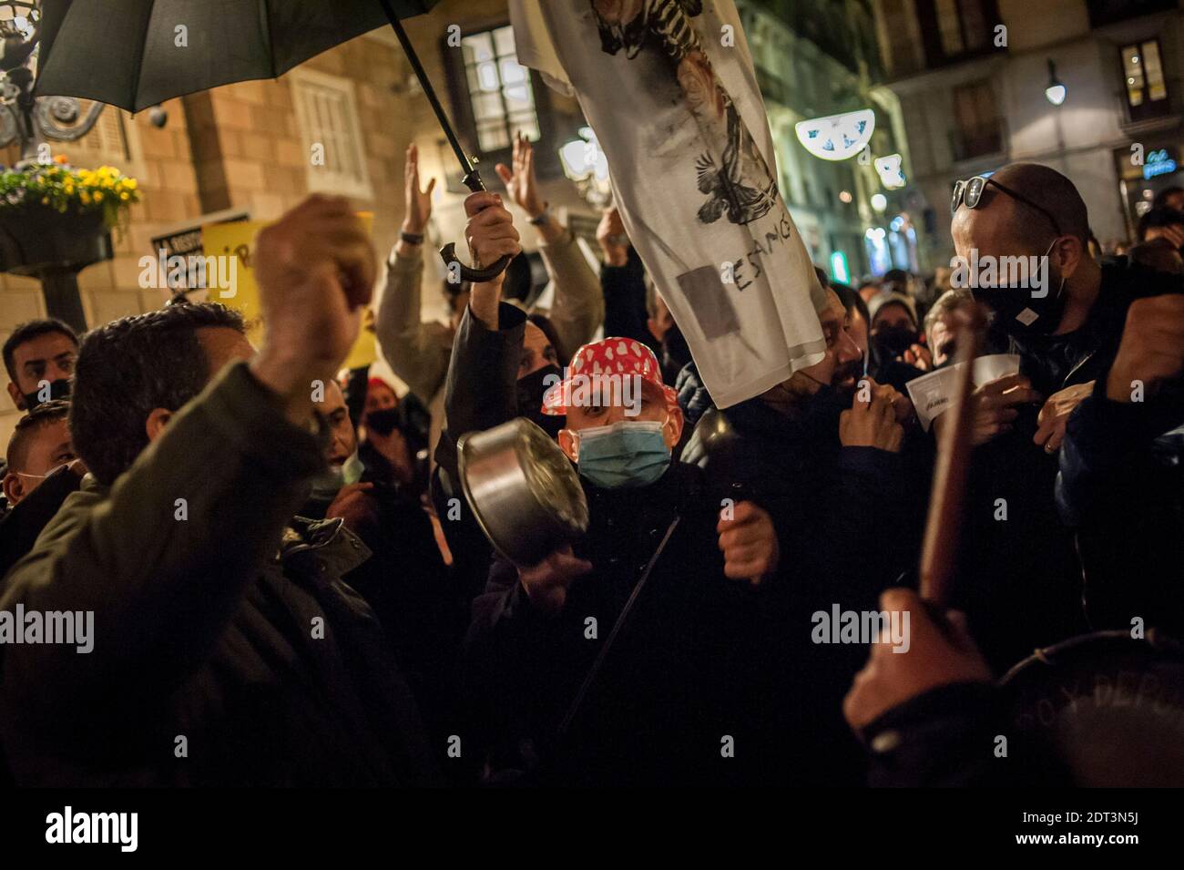 Barcelona, Spanien. Dezember 2020. In Barcelona nehmen die Menschen an einem Protest von Bar- und Gaststättenarbeitern und Eigentümern gegen die Entscheidung der katalanischen Regionalregierung Teil, Restriktionsmaßnahmen zu verhängen, um die Ausbreitung des Coronavirus der dritten Welle zu verlangsamen. Quelle: Jordi Boixareu/Alamy Live News Stockfoto