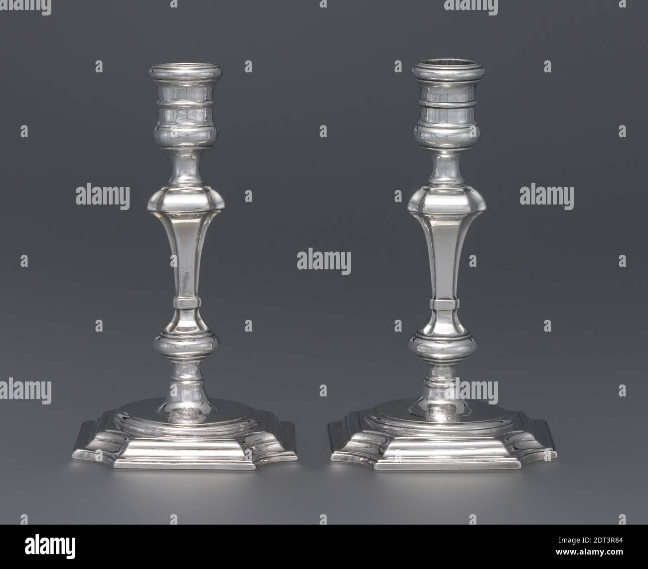 Hersteller: George Ridout, W. 1751, zwei Kerzenständer, ca. 1745–55, Silber, 6 5/8 Zoll (16.8 cm), hergestellt in New York, New York, Amerikaner, 18. Jahrhundert, Beleuchtungsgeräte Stockfoto Hersteller: George Ridout, W. 1751, zwei Kerzenständer, ca. 1745–55, Silber, 6 5/8 Zoll (16.8 cm), hergestellt in New York, New York, Amerikaner, 18. Jahrhundert, Beleuchtungsgeräte Stockfoto