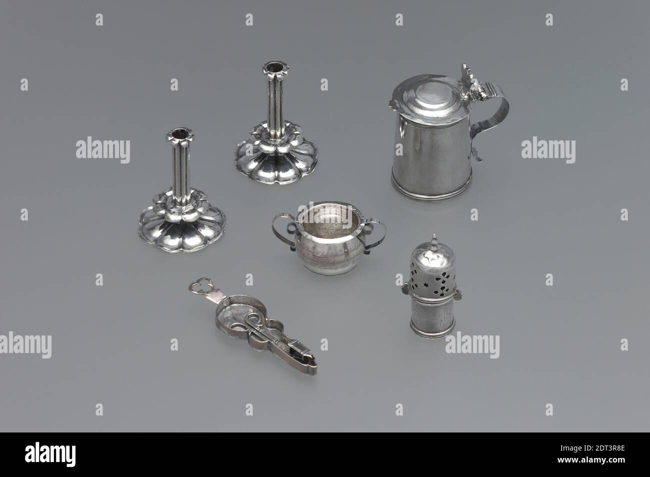 Toy Snuffers and Snuffer Tray, ca. 1680–90, Silber, Snuffers: 2 Zoll (5.08 cm), EINE Mode für aufwendige Puppenhäuser entstand im späten siebzehnten Jahrhundert Holland und verbreitete sich in England und den amerikanischen Kolonien. Diese waren keine Vergnügungen für Kinder, sondern für wohlhabende Frauen, die sie mit prächtigen, in Miniatur ausgeführten Möbeln ausbauten. Einige Goldschmiede aus der Kolonialzeit spezialisierten sich auf Spielzeug und Juwelen, die sie aus London importierten oder vor Ort herstellten. Diese Box-Schnuffern und Schnupftablett sind aus einem zusammengebauten Satz von Silber Spielzeug im Besitz von Bethuia Shrimpton (1681–1713) aus Boston., hergestellt in England, Großbritannien Stockfoto