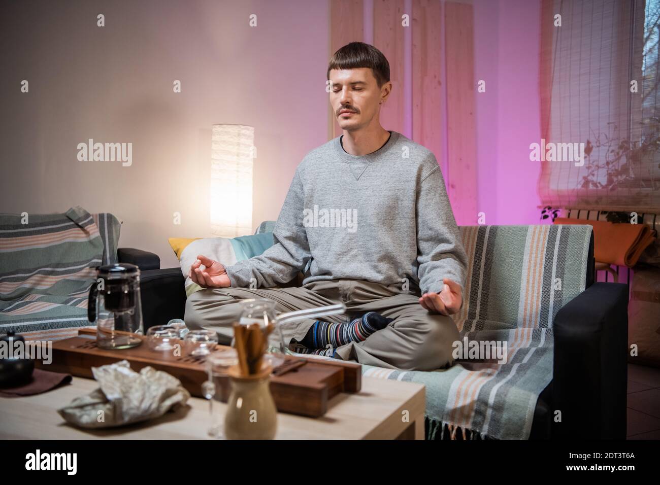 Ein Meister des traditionellen chinesischen Teetrinkens meditiert zu Hause Während Sie darauf warten, dass Tee gebraut wird Stockfoto