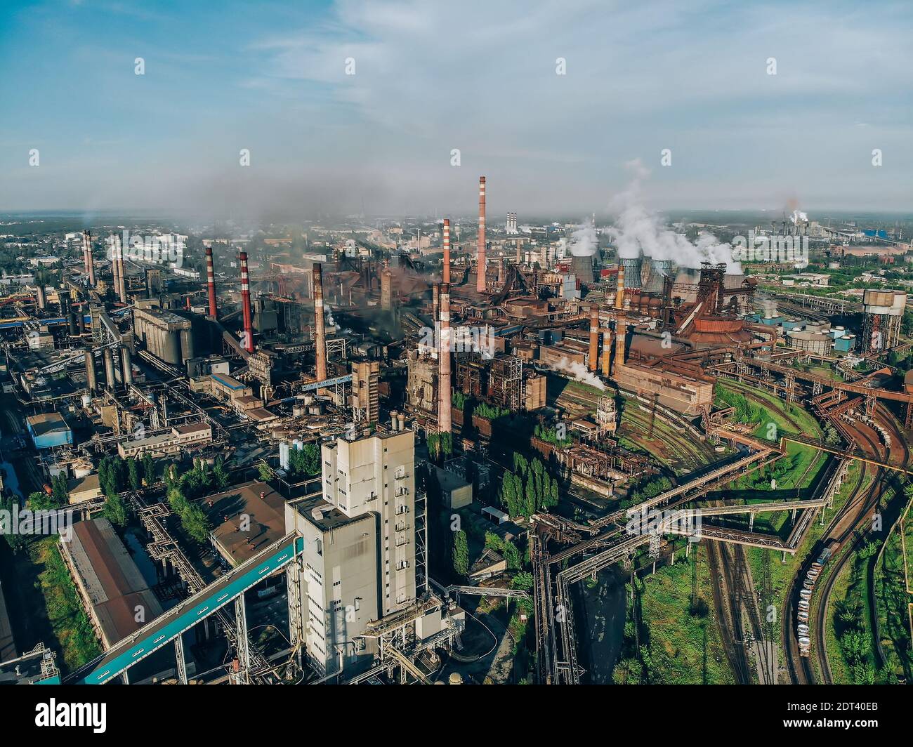 Industrie metallurgische Anlage oder chemische Fabrik mit Kohle, Rohre, Hochöfen und viele Smog Verschmutzung, Luftbild. Stockfoto