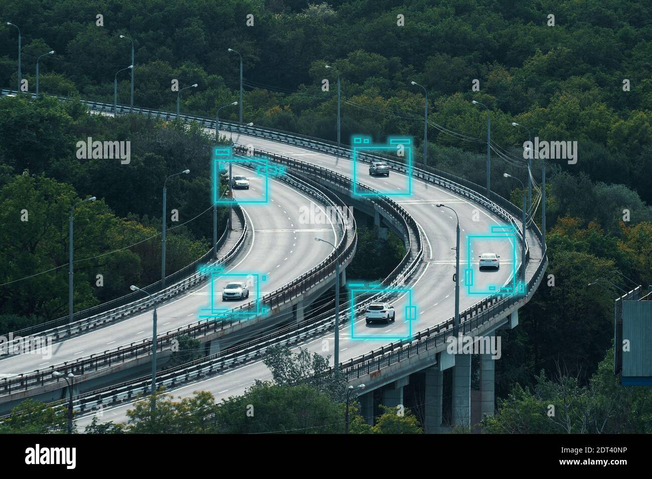 Autos bewegen sich auf Stadtstraßen und Künstliche Intelligenz steuert Fahrzeuge im Verkehr. Autonomes Selbstfahren Autos Konzept. Stockfoto