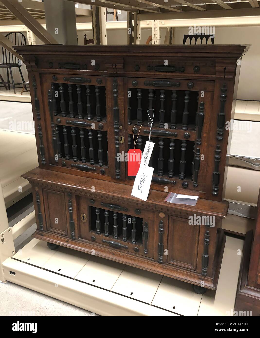 (Lackierung), Eiche, 32 1/8 × 29 5/8 × 11 15/16 Zoll (81.6 × 75.2 × 30.3 cm), hergestellt in Neuengland, amerikanisch, 17. Jahrhundert, Möbel Stockfoto