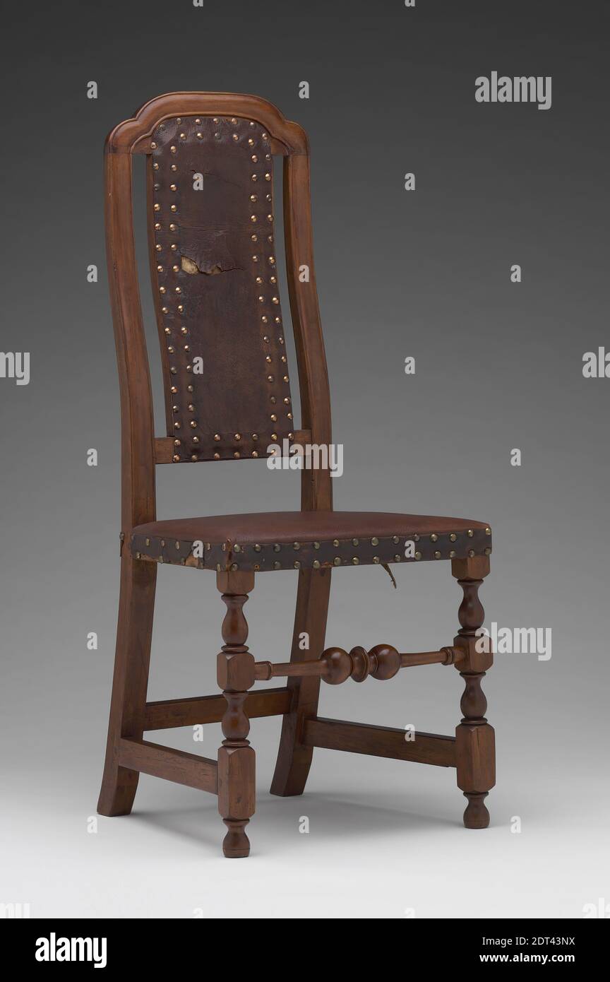 Seitenstuhl, weicher Ahorn, rote Eiche, Lederbezug, 42 13/16 × 14 3/8 × 14 1/2 Zoll (108.7 × 36.5 × 36.8 cm), dieser Stuhl spiegelt einen dramatischen Wandel der Sitzmöbel wider, der gegen Ende der 1720er Jahre stattfand. Die Stützen und die Rückenlehne werden zu einem einzigen breiten Splitter. Stühle dieser Art behalten auch frühere Merkmale wie Vase-und-Block gedrehte Beine und Ball-und-Ring gedrehte vorderen Bahren. Ähnliche Lederstühle haben oft gerollte oder so genannte spanische Füße. Dieser Stuhl behält seine ursprüngliche Russland Lederpolsterung auf der Rückwand und auf dem Band entlang der Kanten des Sitzes Stockfoto
