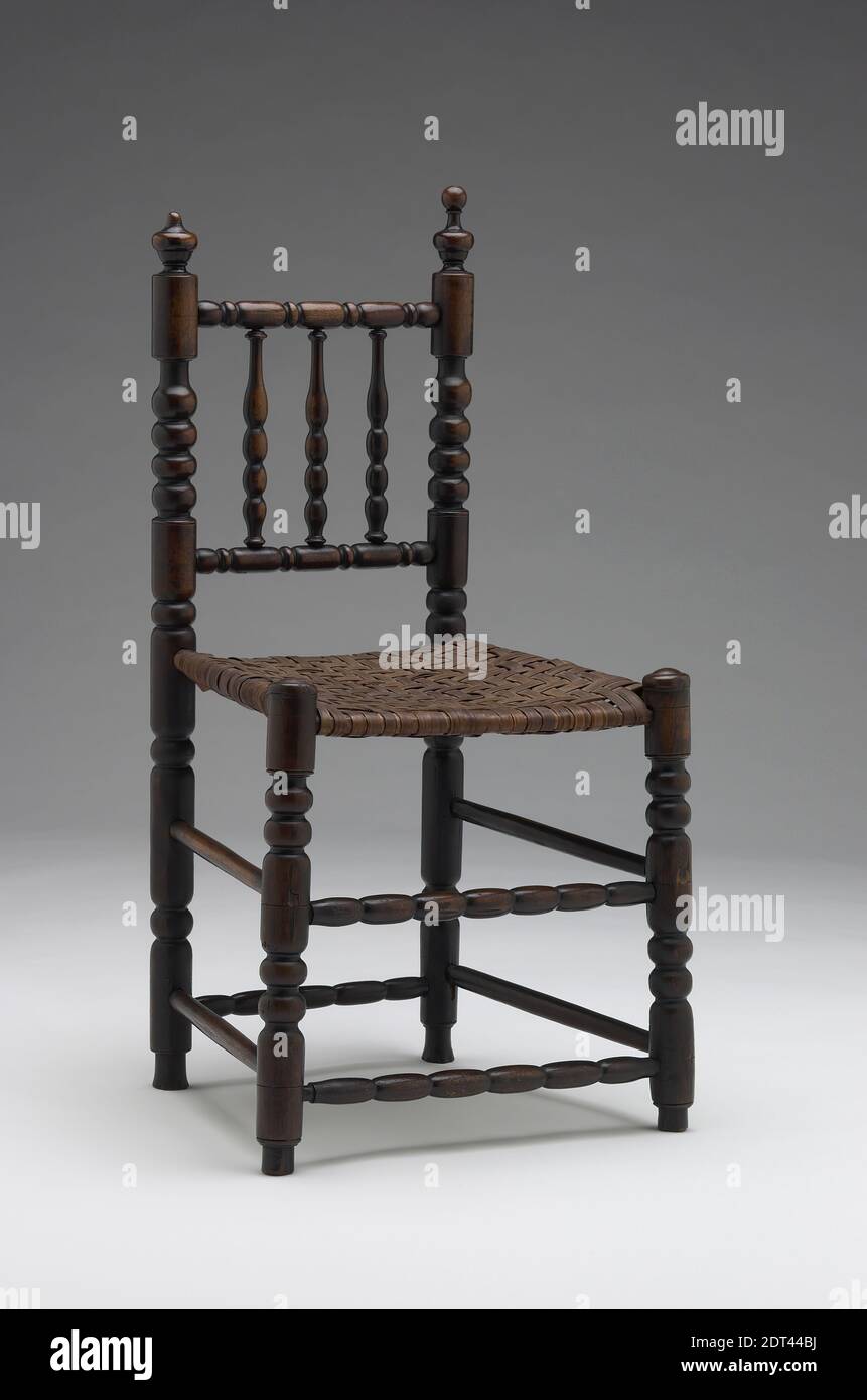 Seitenstuhl, europäische oder amerikanische Kirsche, europäische Walnuss, europäische oder amerikanische Esche, Hickory, 30 11/16 × 13 × 13 3/8 Zoll (77.9 × 33 × 34 cm), dieser Stuhl, mit Multiball Drehungen an den Beinen, Rückenpfosten, Spindeln und Bahren, illustriert die Auswirkungen der niederländischen Traditionen auf die Stile der Stühle in der New Yorker Gegend hergestellt. Viele Stühle dieser Art wurden im Hudson River Valley und in New Jersey gefunden, wo sich die Holländer 1624 niederließen und auch nach der Übernahme der politischen Herrschaft des Gebiets durch die Briten im Jahr 1664 eine starke kulturelle Kraft waren. Hergestellt in New Jersey, amerikanisch Stockfoto