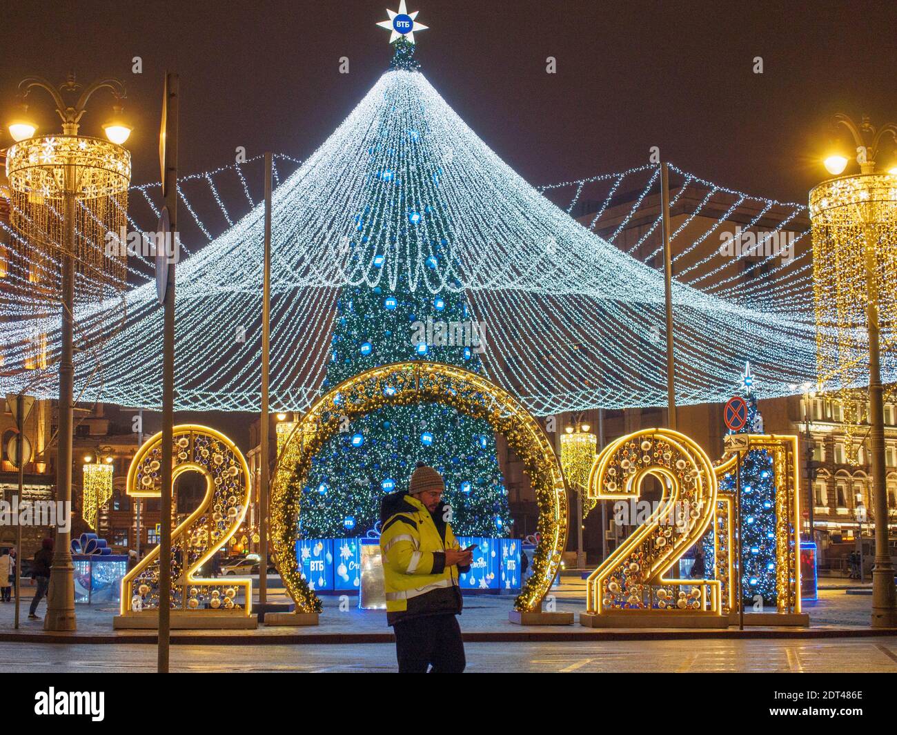 Blick auf die festliche Fichte und Figuren aus dem Jahr 2021 auf dem Lubyanka-Platz.die Stadt Moskau bereitet sich auf die Weihnachts- und Neujahrsfeiertage vor. Im Jahr 2020 wurde die vorfeierliche Atmosphäre durch die Covid19-Pandemie verdunkelt. In Geschäften, öffentlichen Verkehrsmitteln und anderen öffentlichen Innenräumen müssen Gesichtsmasken und Handschuhe getragen werden. Stockfoto