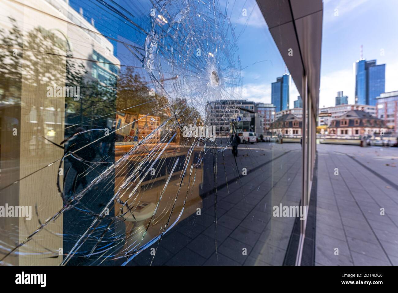 Frankfurt, Hessen/Deutschland - November 2020 - ein kaputtes Schaufenster in der frankfurter Innenstadt Symbol für die jüngsten Corona-Unruhen in der Stadt. Der Brunnen Stockfoto
