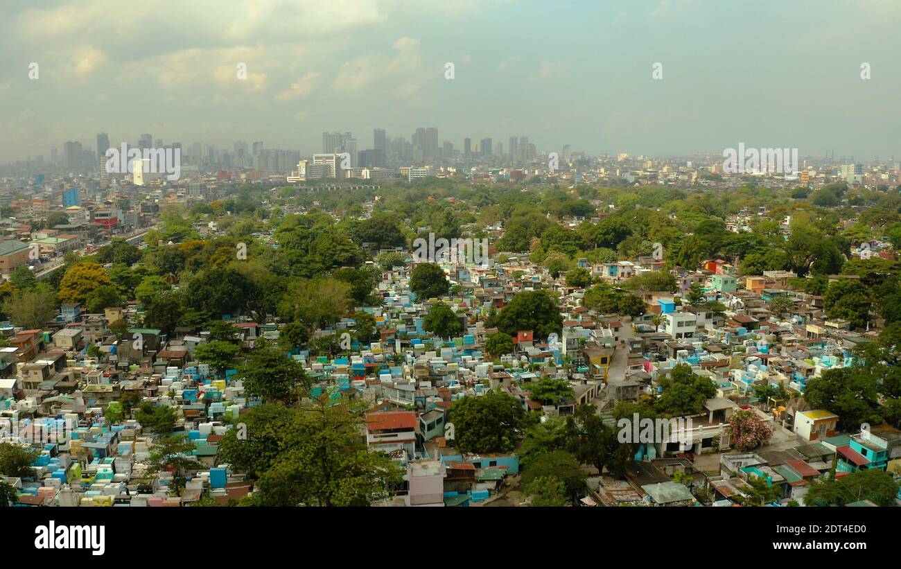 Manila North Cemetery und Makati City sind eines der am weitesten entwickelten Geschäftsviertel der Metro Manila und der gesamten Philippinen. Reiseferienkonzept Stockfoto