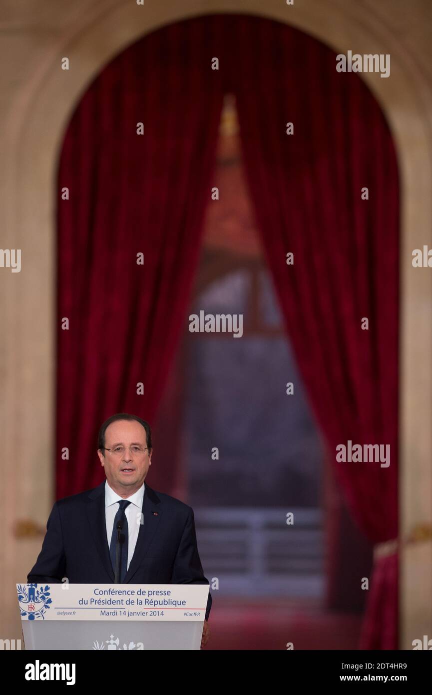 Präsident Francois Hollande spricht am 14. Januar 2014 bei einer Pressekonferenz im Elysee-Palast in Paris, Frankreich. Hollande streifte Fragen über eine angebliche Affäre mit einer Schauspielerin beiseite, als er Reformen ankündigte, um die Steuerlast für die Unternehmen zu verringern, die Arbeitskosten zu senken und die öffentlichen Ausgaben zu senken, um Frankreichs stagnierende Wirtschaft wiederzubeleben. Foto von Nicolas Gouhier/ABACAPRESS.COM Stockfoto