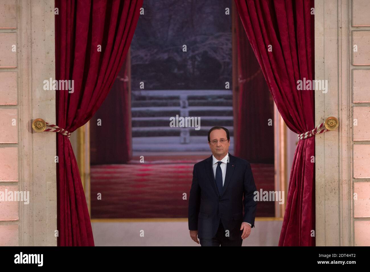 Präsident Francois Hollande kommt am 14. Januar 2014 zu einer Pressekonferenz im Elysee-Palast in Paris, Frankreich, an. Hollande streifte Fragen über eine angebliche Affäre mit einer Schauspielerin beiseite, als er Reformen ankündigte, um die Steuerlast für die Unternehmen zu verringern, die Arbeitskosten zu senken und die öffentlichen Ausgaben zu senken, um Frankreichs stagnierende Wirtschaft wiederzubeleben. Foto von Nicolas Gouhier/ABACAPRESS.COM Stockfoto