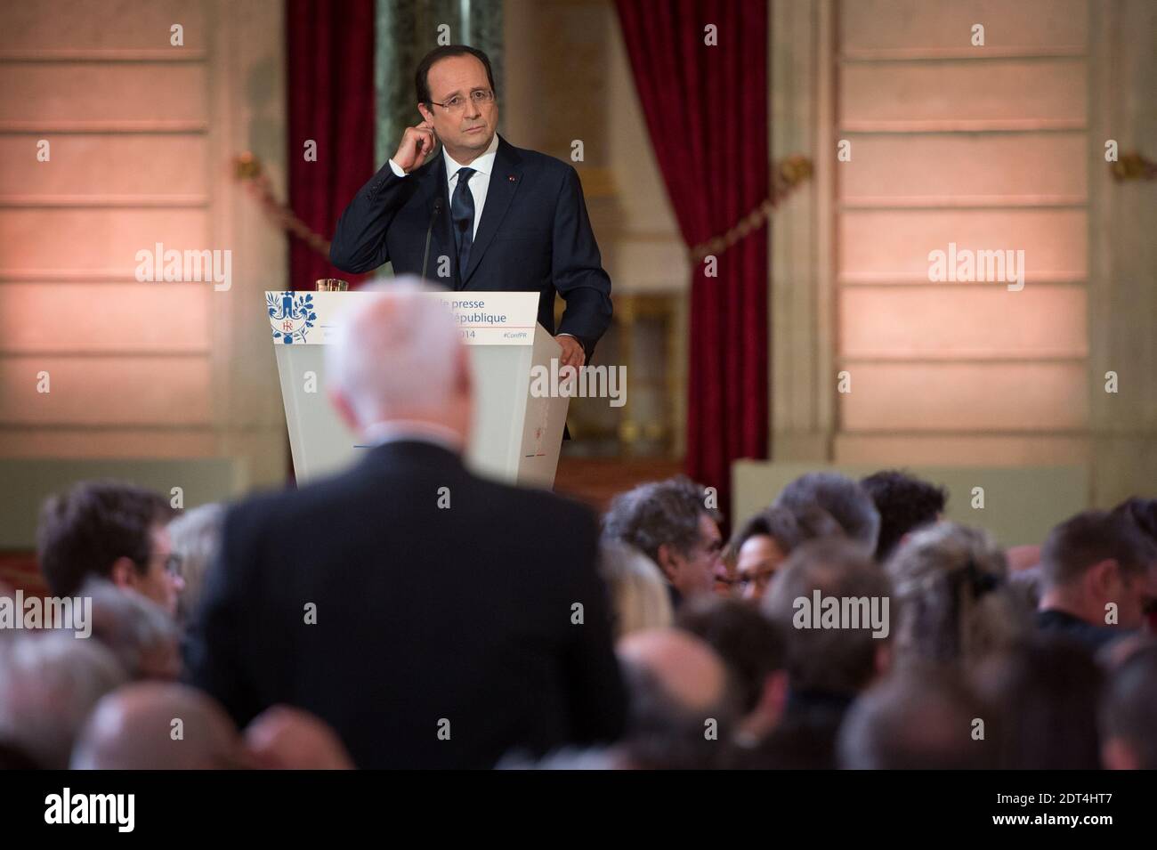 Präsident Francois Hollande spricht am 14. Januar 2014 bei einer Pressekonferenz im Elysee-Palast in Paris, Frankreich. Hollande streifte Fragen über eine angebliche Affäre mit einer Schauspielerin beiseite, als er Reformen ankündigte, um die Steuerlast für die Unternehmen zu verringern, die Arbeitskosten zu senken und die öffentlichen Ausgaben zu senken, um Frankreichs stagnierende Wirtschaft wiederzubeleben. Foto von Nicolas Gouhier/ABACAPRESS.COM Stockfoto