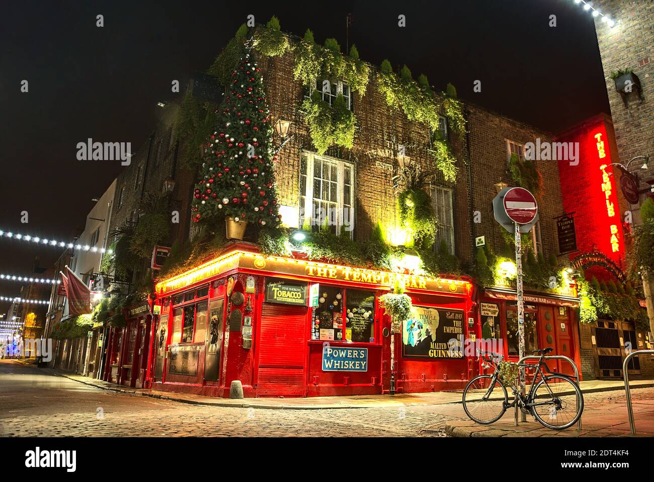 Dublin, Irland - 19. Dezember 2020: Die Temple Bar wurde am frühen Morgen zu Weihnachten dekoriert. Das berühmte Irish Pub und leere Straßen Stockfoto