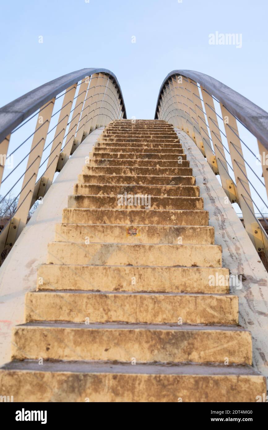 Treppe auf einer Steinmetz Fußgängerbrücke mit Handläufen nach oben In den Himmel Stockfoto