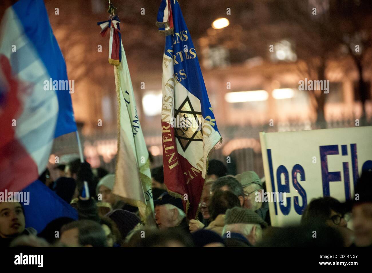 Aktivisten der Jewish Defence League gegen Dieudonne M'Bala M'Bala versammeln sich am 16. Januar 2014 am Place de la Bastille in Paris in der Nähe des Theaters de la Main d'Or, wo der Komiker Vorstellungen hatte. Polizei und Bereitschaftspolizei wurden in das Gebiet entsandt, um Zusammenstöße zwischen Anhängern und Gegnern zu stoppen, da die Kontroversen um die neue Show des Komikers fortgesetzt wurden, die von den französischen Behörden als antisemitisch eingestuft und in vielen Städten verboten wurde. Foto von Nicolas Messyasz/ABACAPRESS.COM Stockfoto