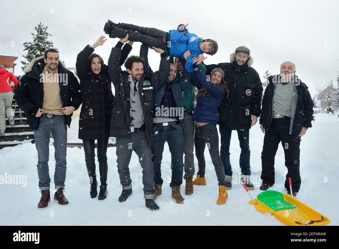 Tarek Boudali, Julien Arruti, Charlotte Gabris, Nicolas Benamou, Enzo Tomasini, Alice David, Philippe Lacheau, Vincent Desagnat und Gerard Jugnot posieren auf einer Fotozelle für "Babysitting" im Rahmen des 17. Alpe d'Huez Comedy Film Festival in Frankreich, am 17. Januar 2014. Foto von Nicolas Briquet/ABACAPRESS.COM Stockfoto