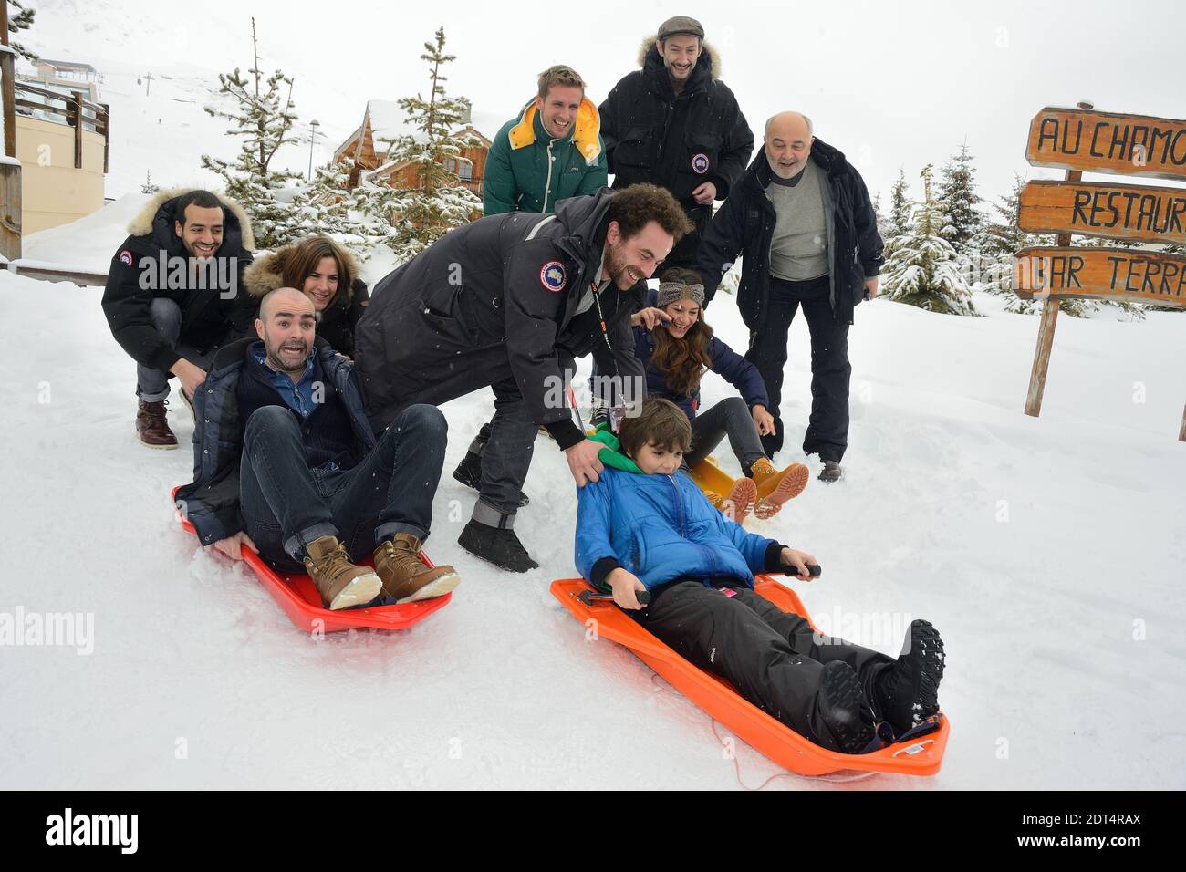 Tarek Boudali, Julien Arruti, Charlotte Gabris, Nicolas Benamou, Enzo Tomasini, Alice David, Philippe Lacheau, Vincent Desagnat und Gerard Jugnot posieren auf einer Fotozelle für "Babysitting" im Rahmen des 17. Alpe d'Huez Comedy Film Festival in Frankreich, am 17. Januar 2014. Foto von Nicolas Briquet/ABACAPRESS.COM Stockfoto