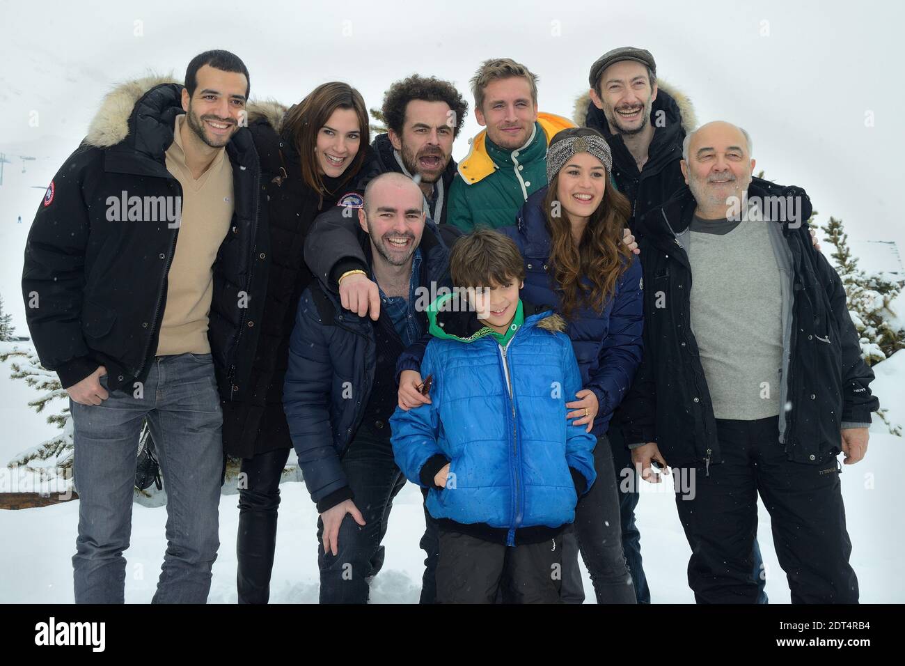 Tarek Boudali, Julien Arruti, Charlotte Gabris, Nicolas Benamou, Enzo Tomasini, Alice David, Philippe Lacheau, Vincent Desagnat und Gerard Jugnot posieren auf einer Fotozelle für "Babysitting" im Rahmen des 17. Alpe d'Huez Comedy Film Festival in Frankreich, am 17. Januar 2014. Foto von Nicolas Briquet/ABACAPRESS.COM Stockfoto