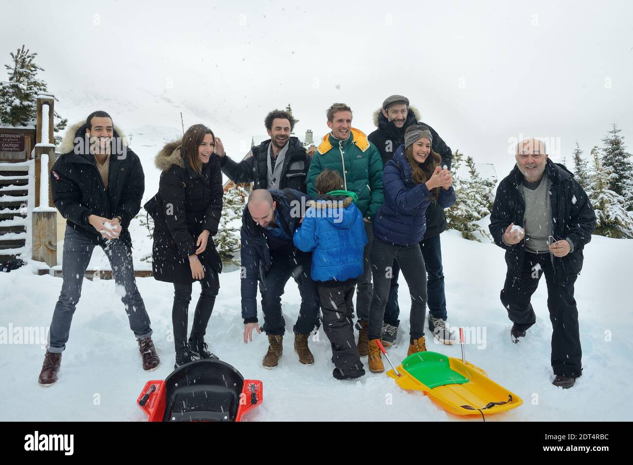 Tarek Boudali, Julien Arruti, Charlotte Gabris, Nicolas Benamou, Enzo Tomasini, Alice David, Philippe Lacheau, Vincent Desagnat und Gerard Jugnot posieren auf einer Fotozelle für "Babysitting" im Rahmen des 17. Alpe d'Huez Comedy Film Festival in Frankreich, am 17. Januar 2014. Foto von Nicolas Briquet/ABACAPRESS.COM Stockfoto