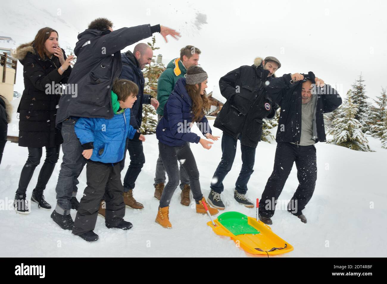 Tarek Boudali, Julien Arruti, Charlotte Gabris, Nicolas Benamou, Enzo Tomasini, Alice David, Philippe Lacheau, Vincent Desagnat und Gerard Jugnot posieren auf einer Fotozelle für "Babysitting" im Rahmen des 17. Alpe d'Huez Comedy Film Festival in Frankreich, am 17. Januar 2014. Foto von Nicolas Briquet/ABACAPRESS.COM Stockfoto