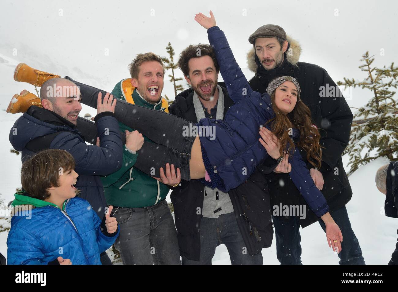 Julien Arruti, Charlotte Gabris, Nicolas Benamou, Enzo Tomasini, Alice David, Philippe Lacheau und Vincent Desagnat posieren am 17. Januar 2014 bei einer Fotozelle für "Babysitting" im Rahmen des 17. Comedy-Filmfestivals Alpe d'Huez in Frankreich. Foto von Nicolas Briquet/ABACAPRESS.COM Stockfoto