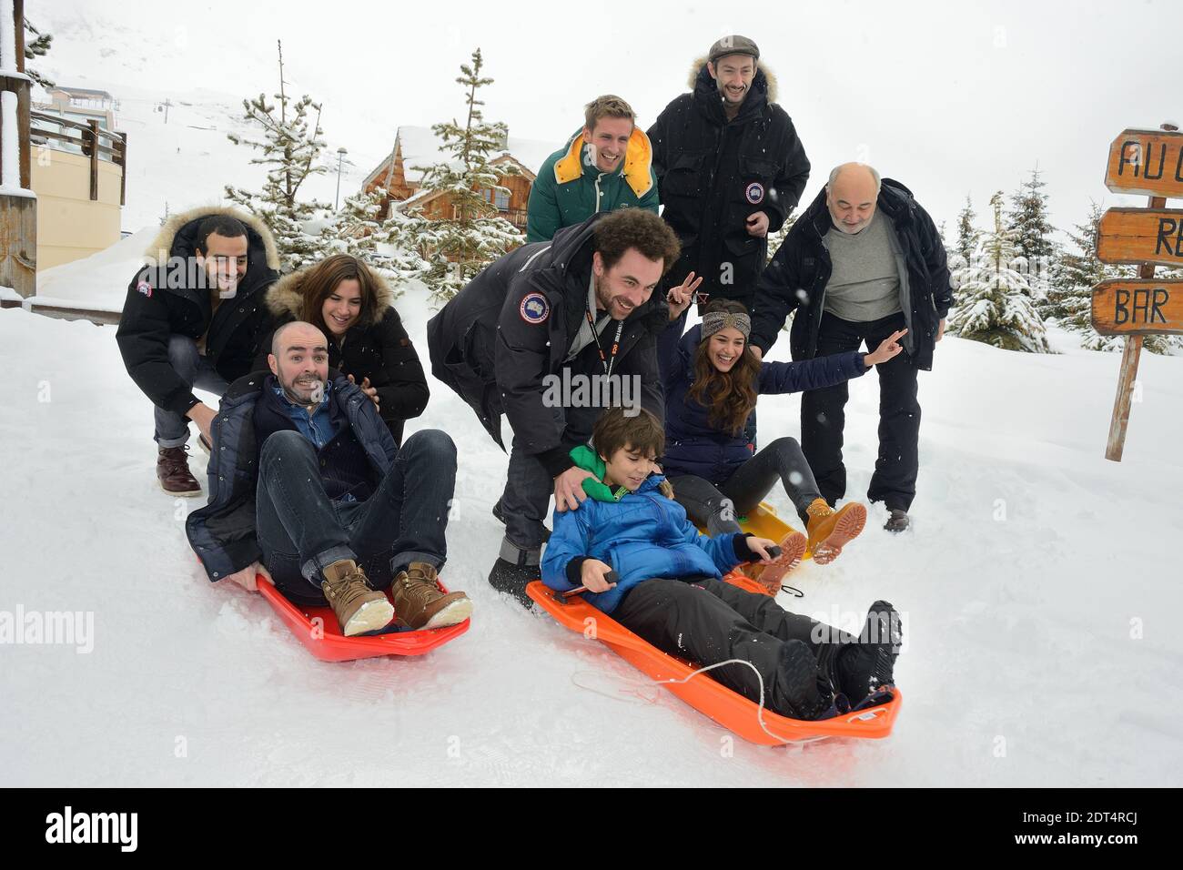 Tarek Boudali, Julien Arruti, Charlotte Gabris, Nicolas Benamou, Enzo Tomasini, Alice David, Philippe Lacheau, Vincent Desagnat und Gerard Jugnot posieren auf einer Fotozelle für "Babysitting" im Rahmen des 17. Alpe d'Huez Comedy Film Festival in Frankreich, am 17. Januar 2014. Foto von Nicolas Briquet/ABACAPRESS.COM Stockfoto