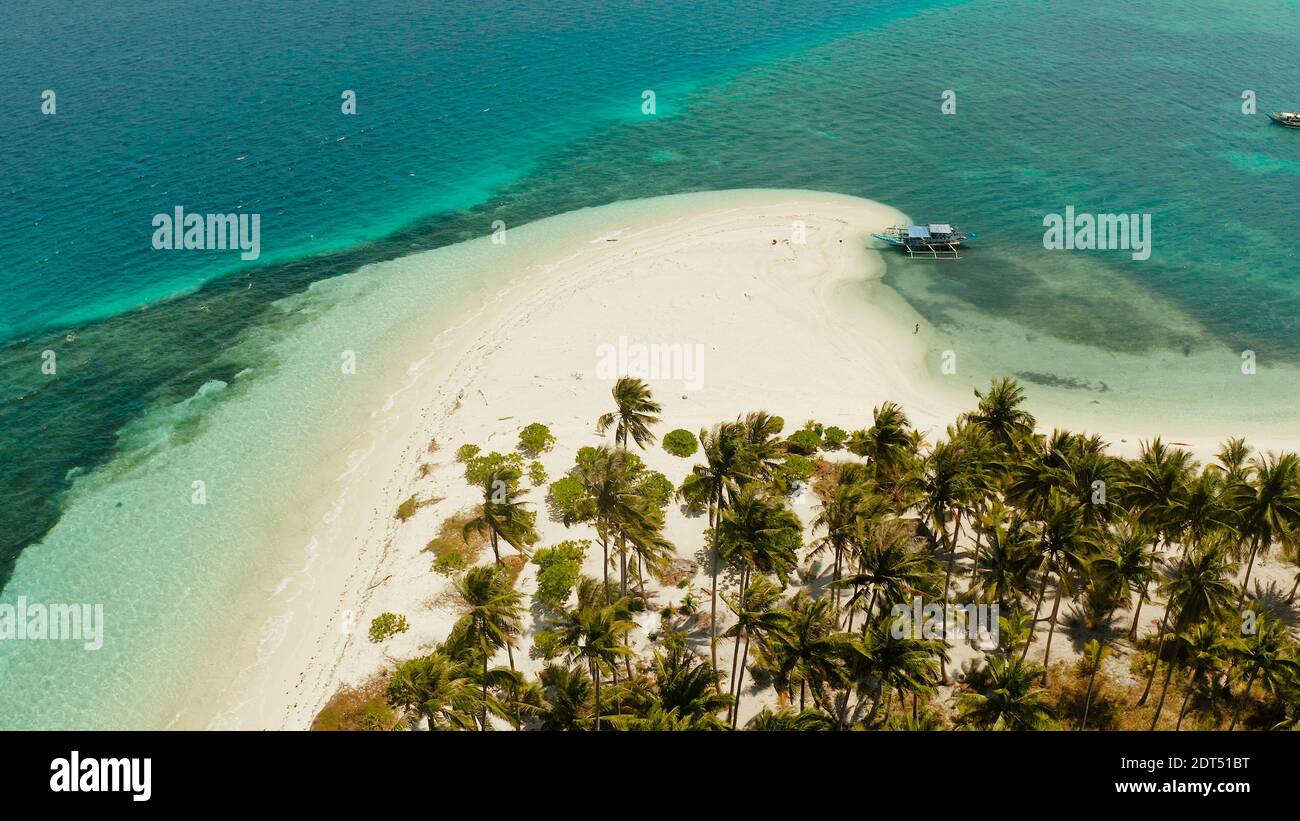 Sandstrand und den tropischen Insel, Atoll mit Korallenriff, Ansicht von oben. Patongong Insel mit Sandstrand. Sommer und Reisen Urlaub Konzept. Stockfoto