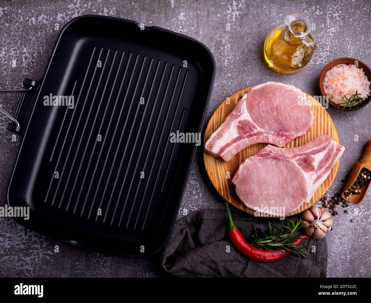 Frisches rohes Fleisch Schweinefleisch, Rindfleisch, auf einem Knochen auf dem Brett hacken, Gewürze, Grillpfanne Stockfoto