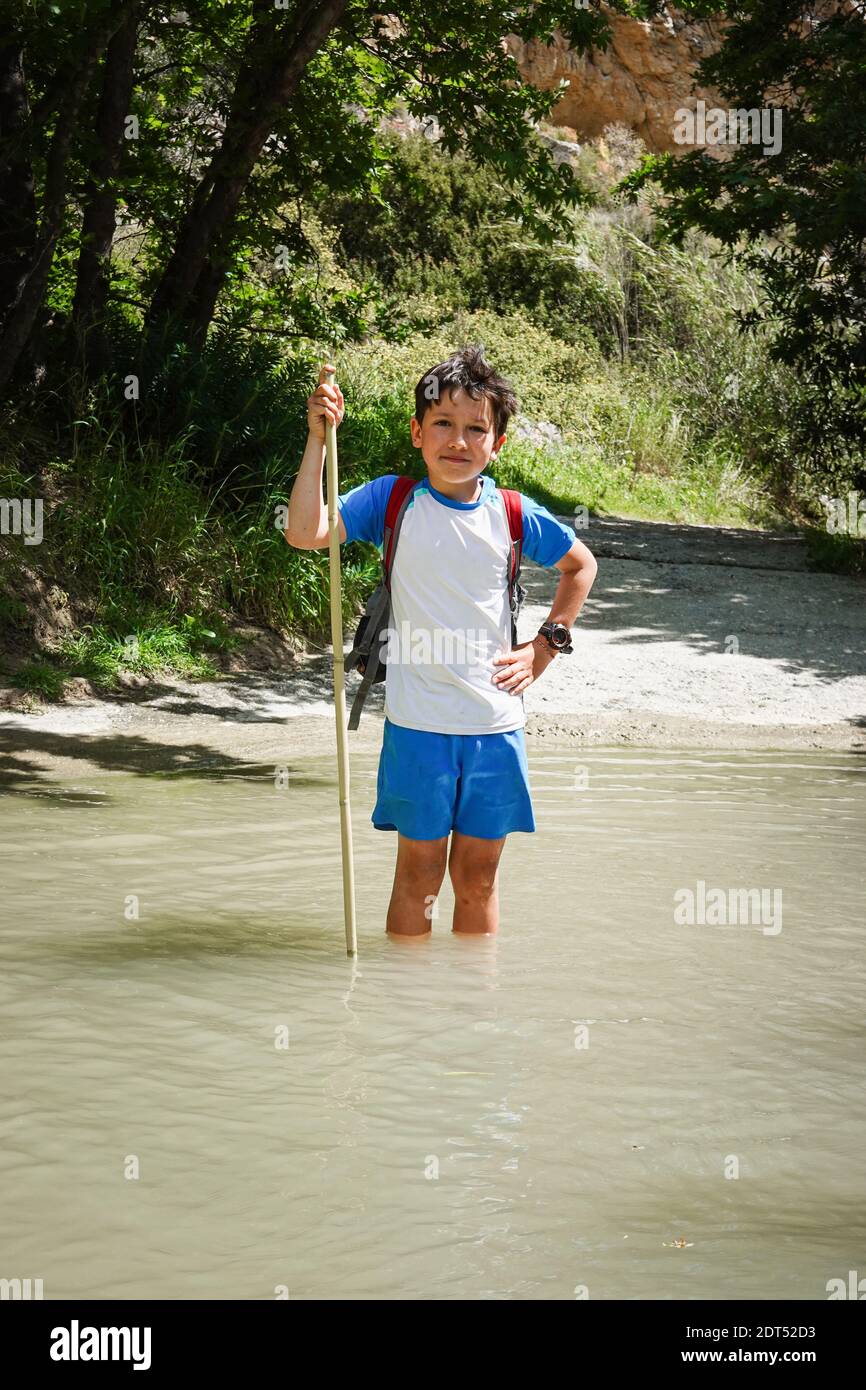 Junge im teich stehen Fotos und Bildmaterial in hoher Auflösung Alamy