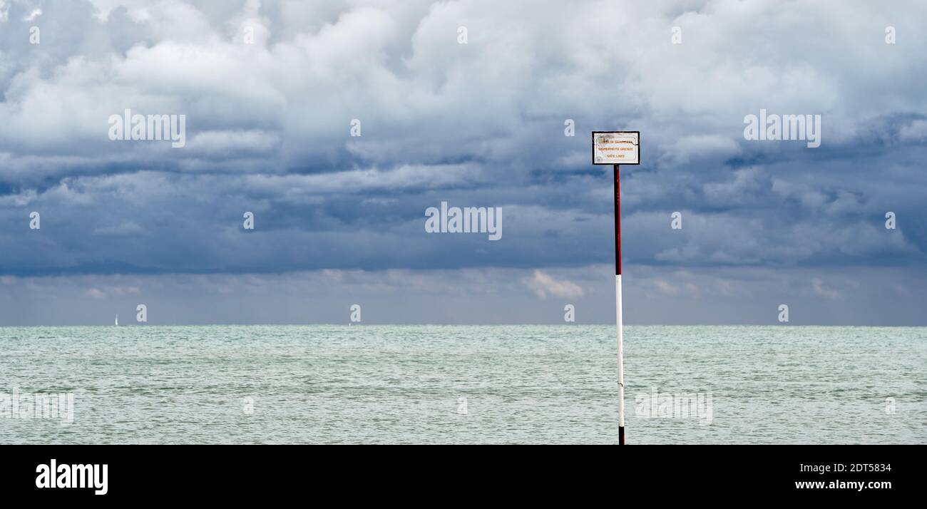 Gefahrenschild am Strand an einem bewölkten Tag September in Caorle Stockfoto