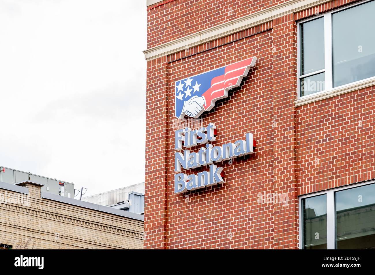 Schild und Logo der First National Bank auf dem Gebäude in Pittsburgh, Pennsylvania, USA. Stockfoto