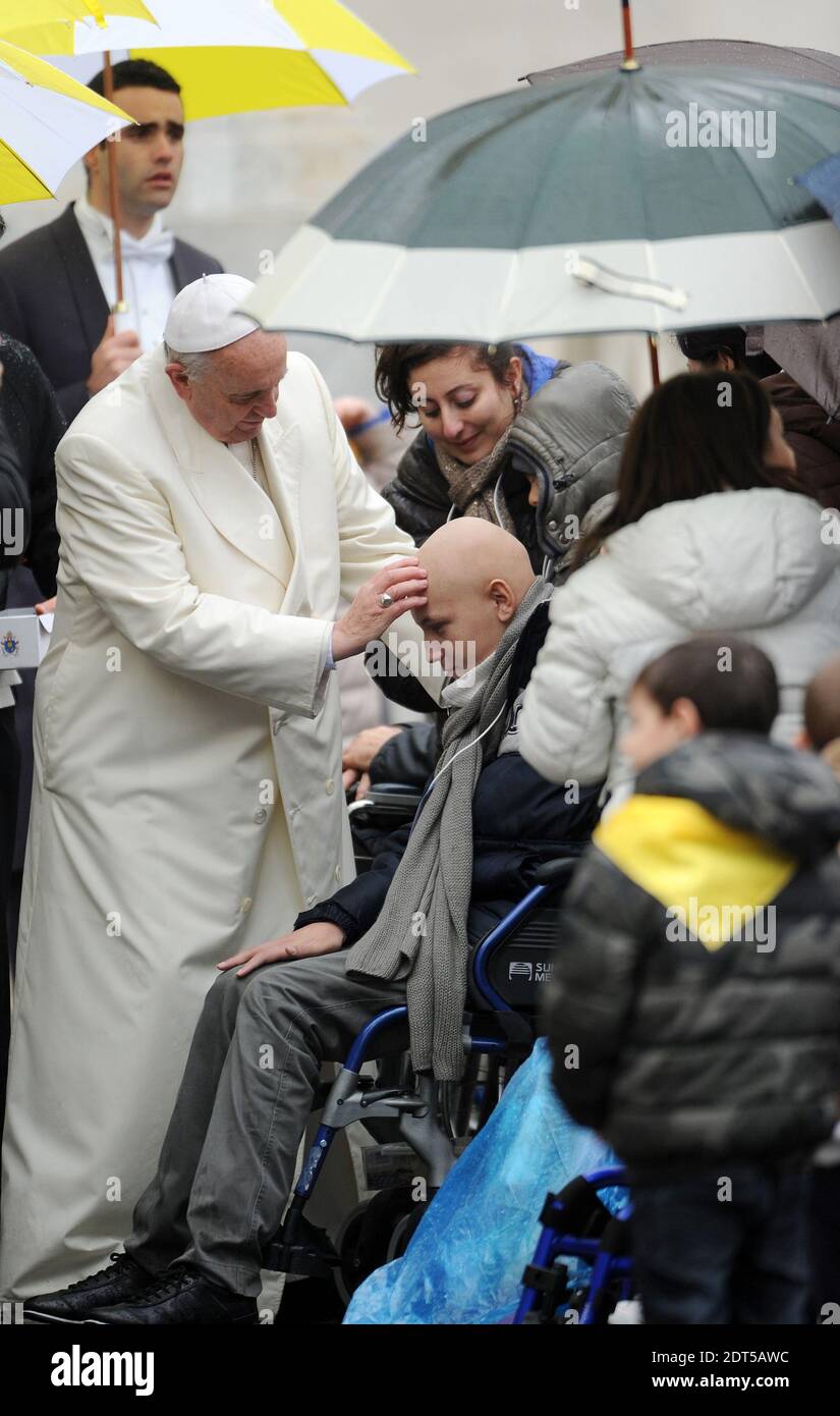 Papst Franziskus Spricht Mit Einem Kranken, Whrend Er Am 22. Januar